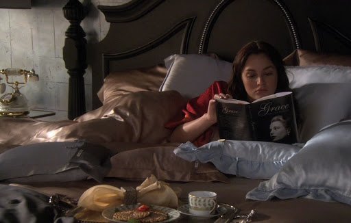 Blair Waldorf čita knjigu u krevetu
