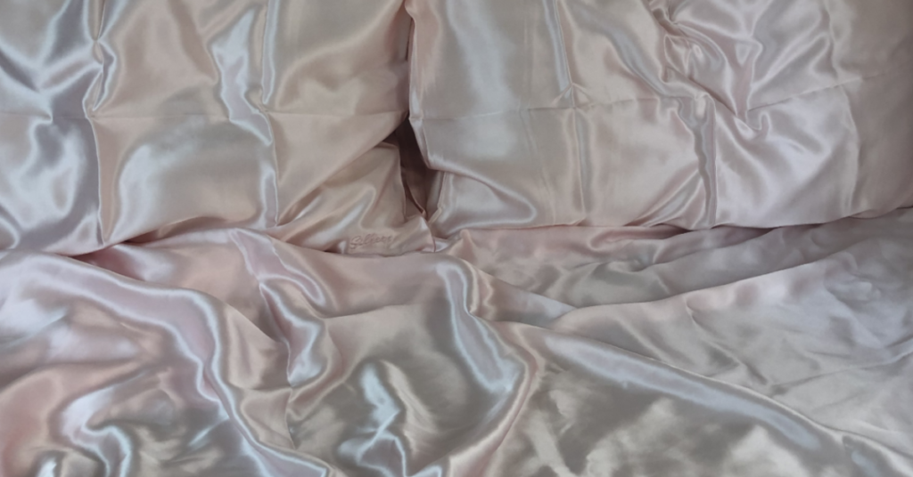 roze svilena posteljina