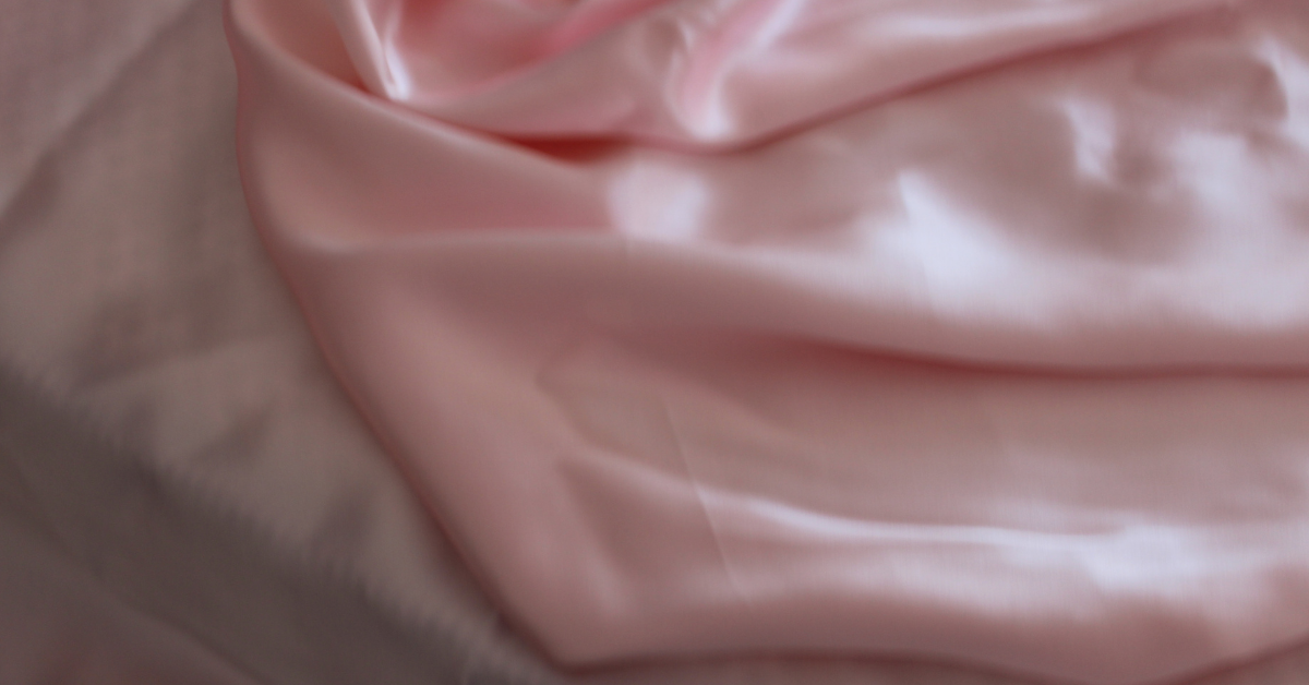 roze svilena posteljina od 19 momme