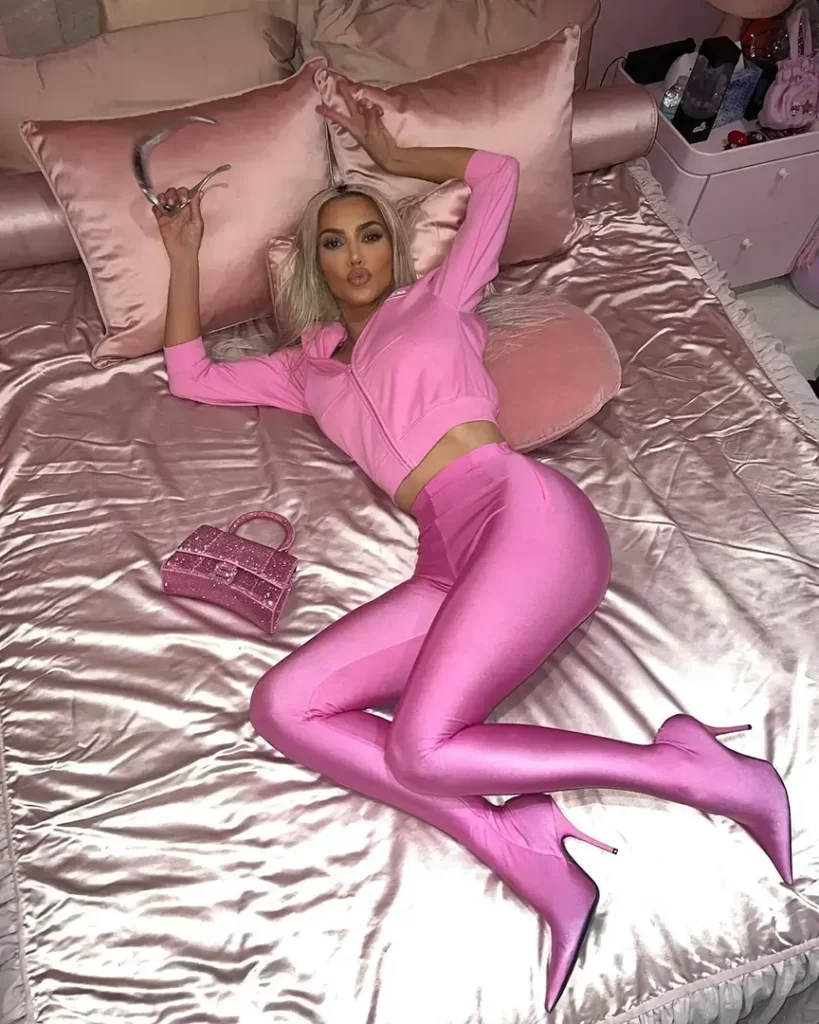 kim-kardashian-na-krevetu