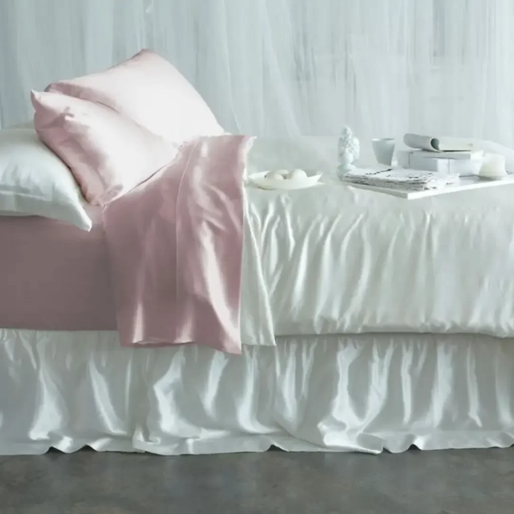 bela-luksuzna-posteljina-od-svile-na-krevetu-sa-doruckom