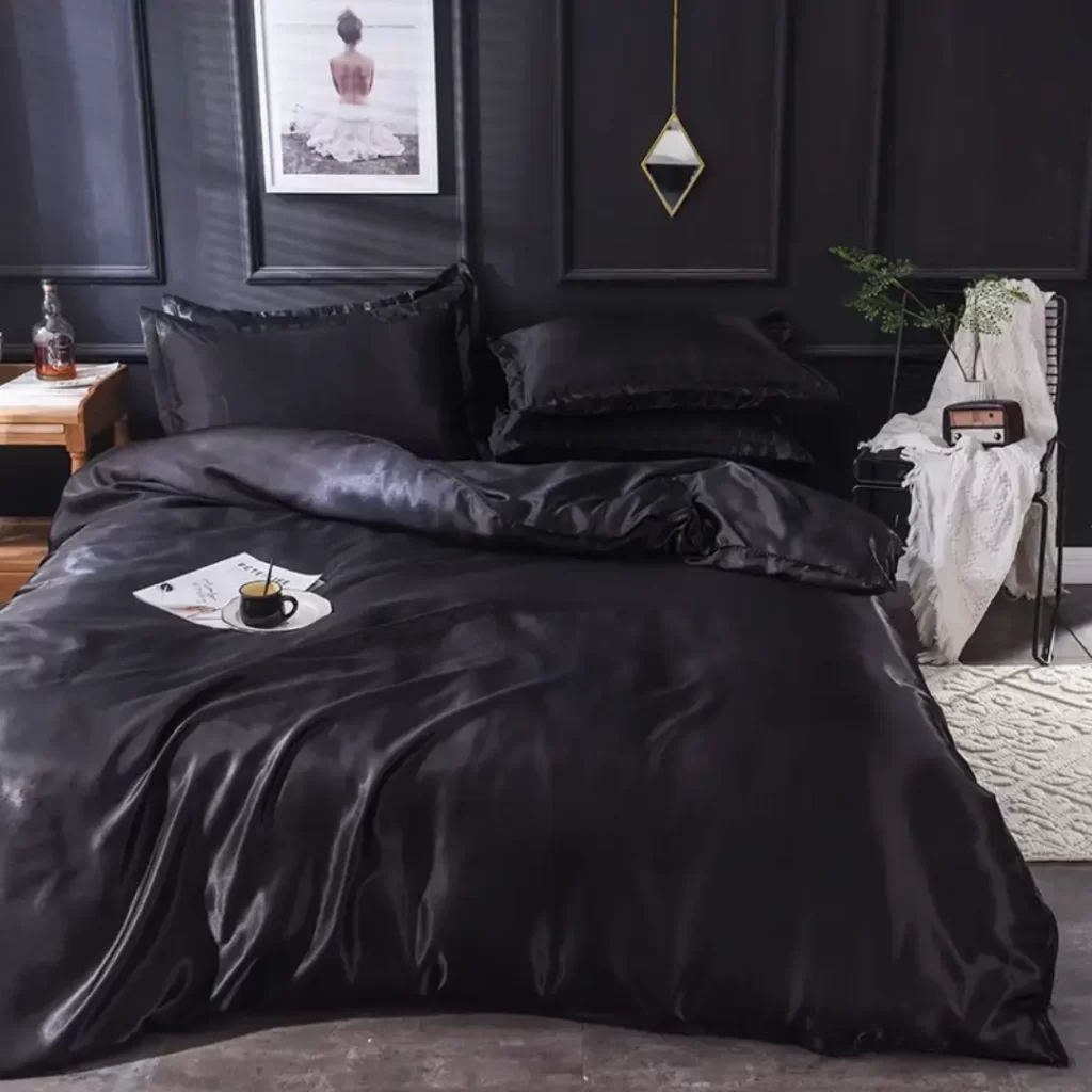 crna-luksuzna-posteljina-od-svile-na-krevetu